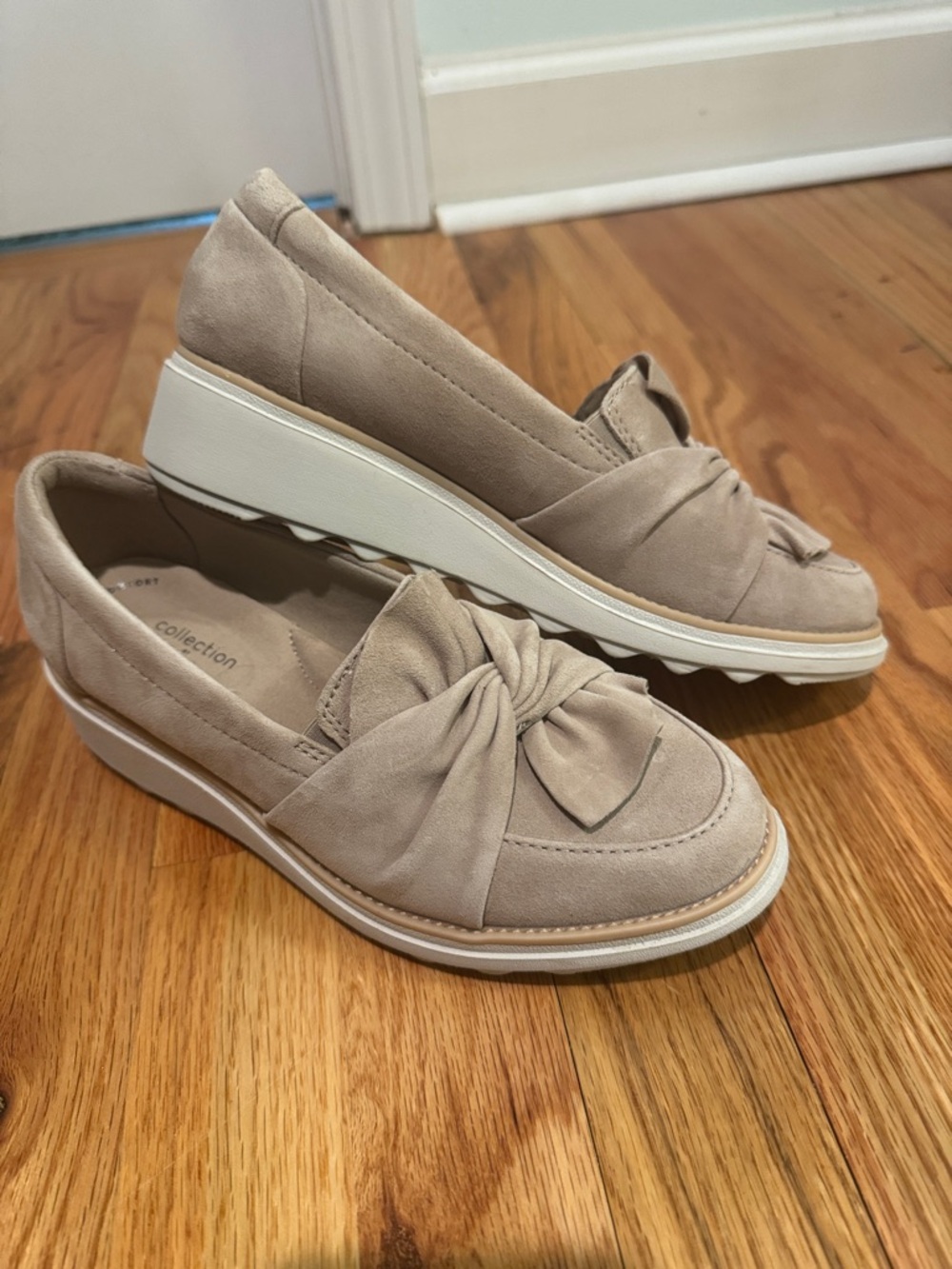 Clark’s size 6.5 Women's Taupe Knot-Accent Platform Loafers